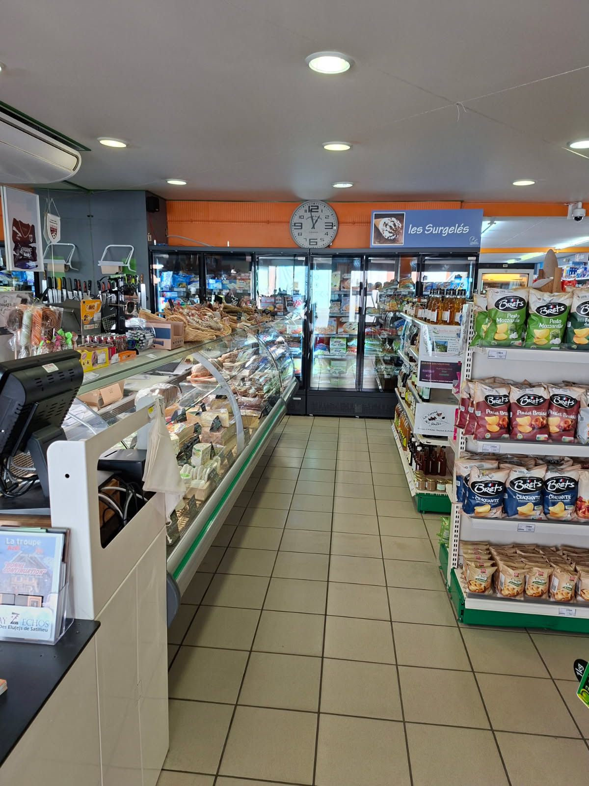 Vue de l'interieur du magasin Sartillieu